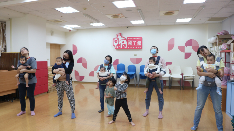 1130201(1)Dancing family揹巾共舞