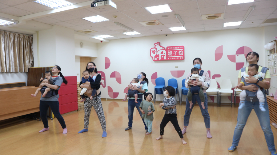 1130201(1)Dancing family揹巾共舞