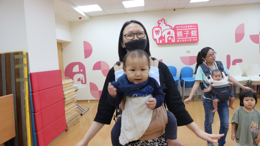 1130201(1)Dancing family揹巾共舞