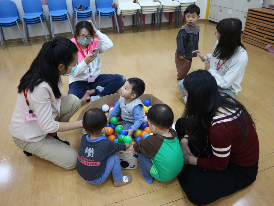 1141204(2)親子遊戲：baby來動一動—丟球趣