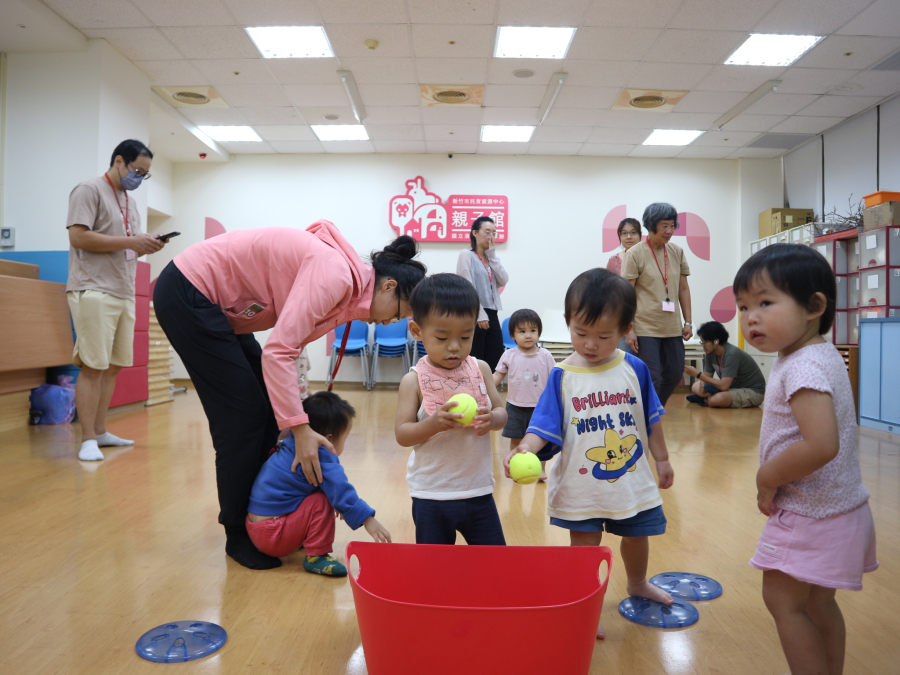 1140509(1)親子遊戲：baby來動一動—丟球趣