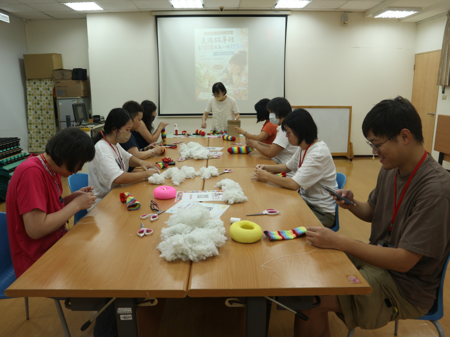 1150905(1)繪本這樣玩：毛毛蟲襪娃製作