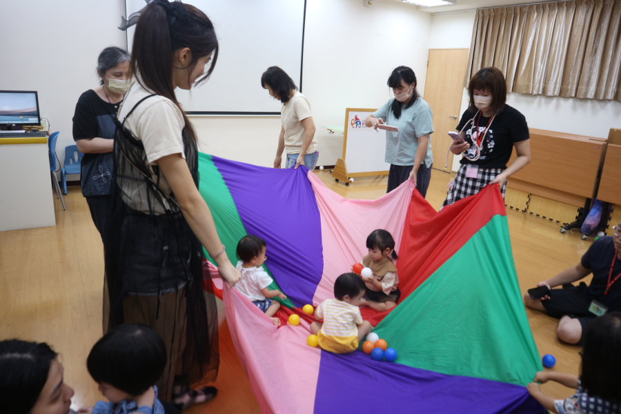 1140813(2)親子遊戲：baby來動一動—玩海浪趣