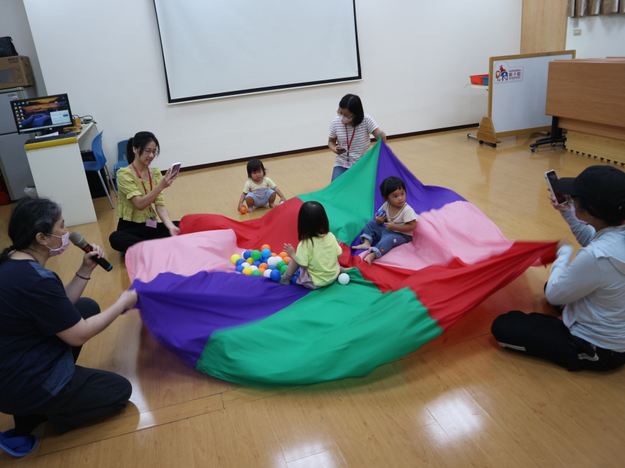 1140711(1)親子遊戲：baby來動一動—玩海浪趣