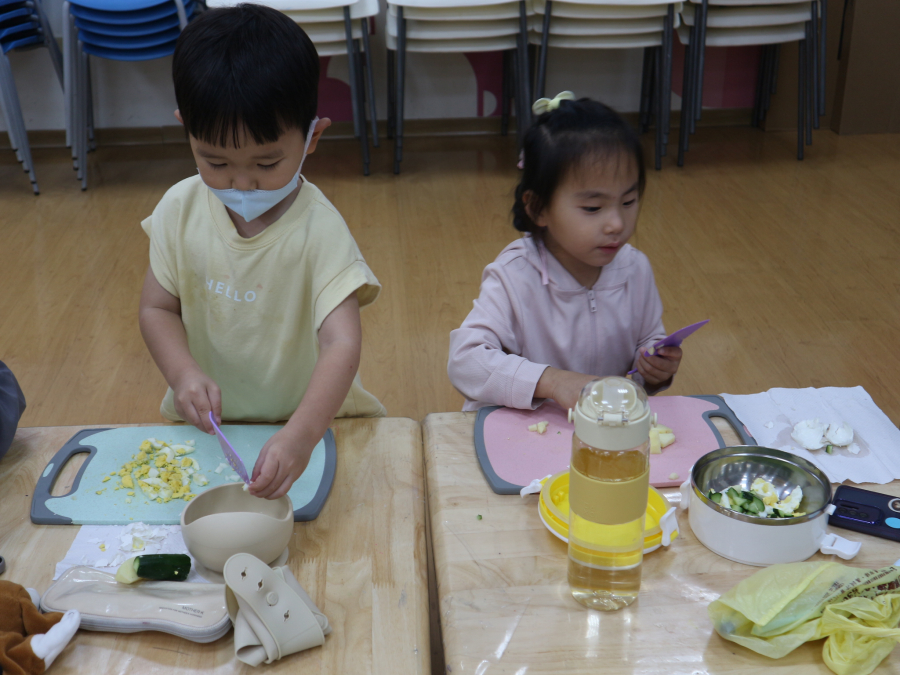 1150428(2)繪本時間：大家一起做料理－蛋沙拉