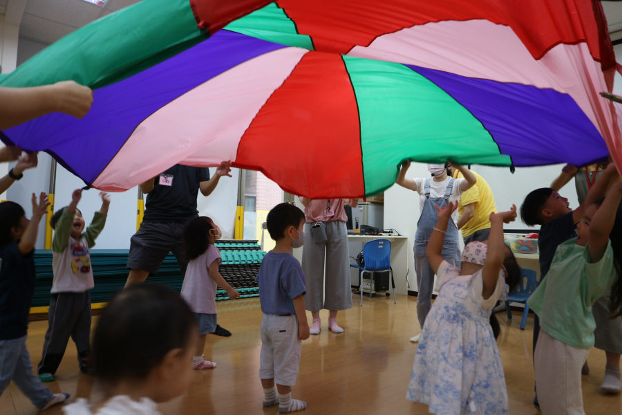 1141021(2)親子遊戲-音樂遊戲－飛上天吧