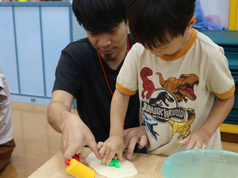 1150506(2)親子遊戲：自己動手做彩色麵粉糰