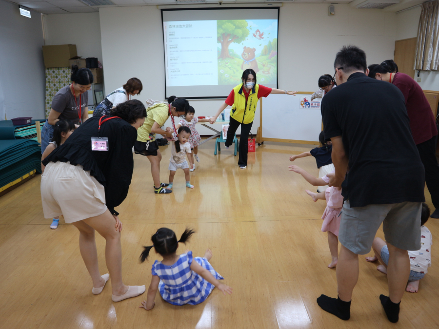 1150704(2)繪本時間：英語－Brown Bear, Brown Bear, What Do You See?