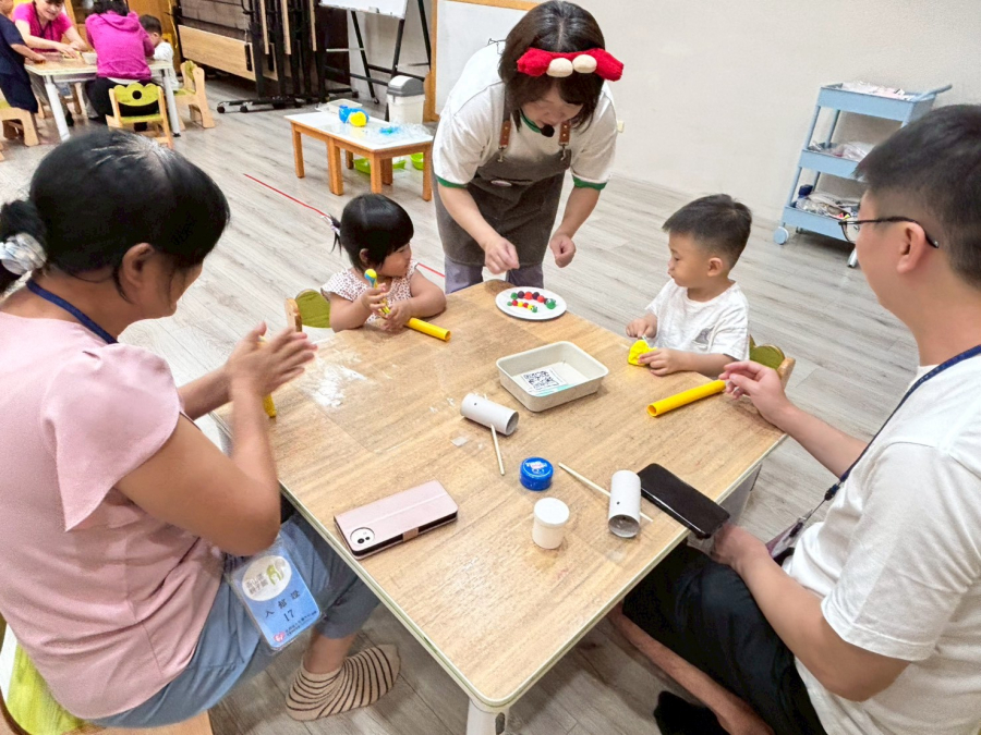 LINE_ALBUM_1150417育兒指導-手`^r�6S������6��;`|�好玩的黏`Vr}|������|�