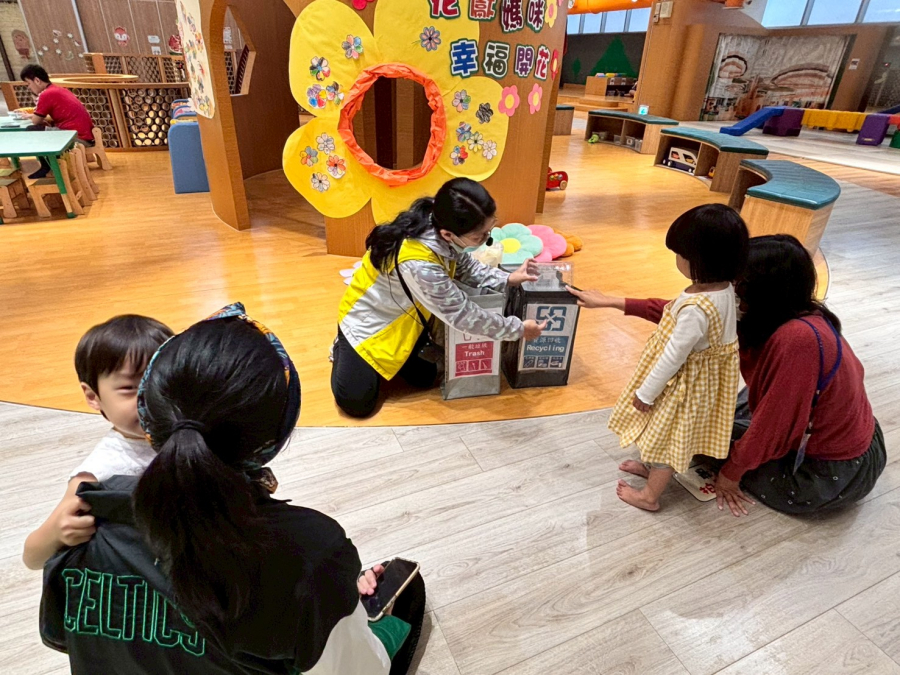 LINE_ALBUM_1150505親子活動-益智角��k����݁Z莊�vg,9� �̍�LW�L