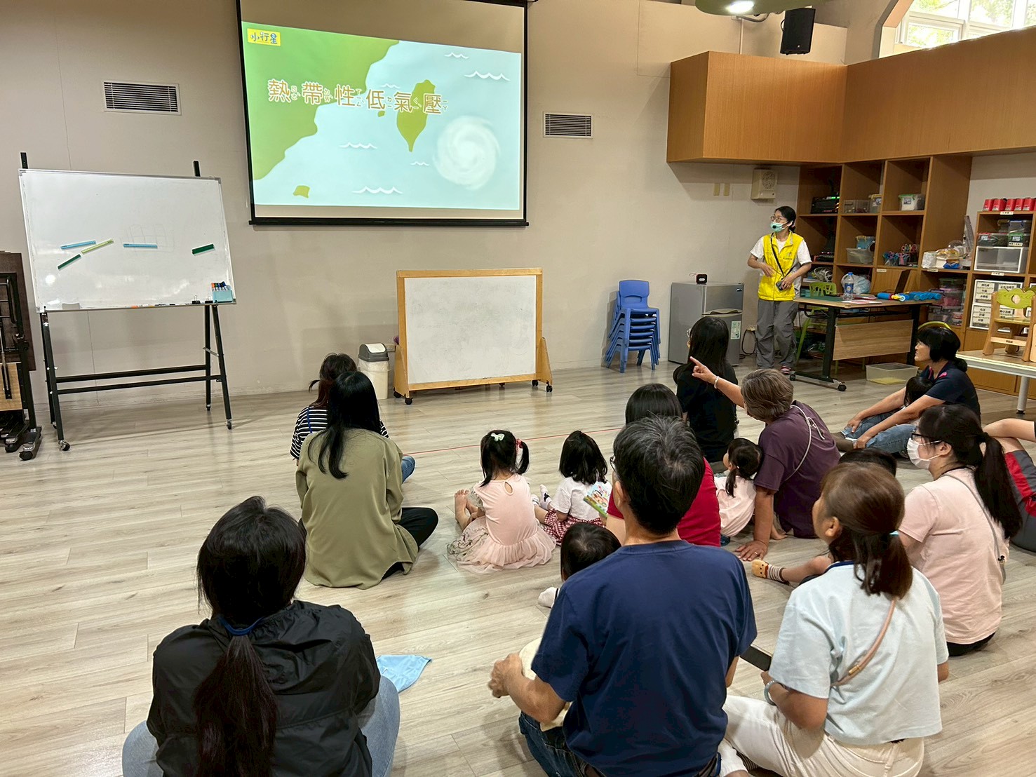 LINE_ALBUM_1150519育兒指導-颱風天不出門_260519_38