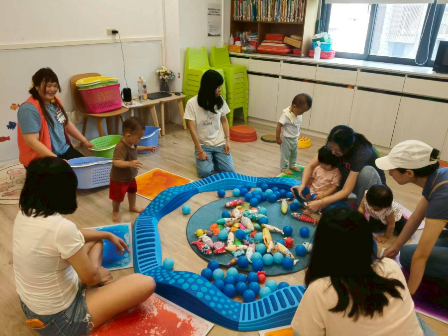 小小釣手抓魚趣