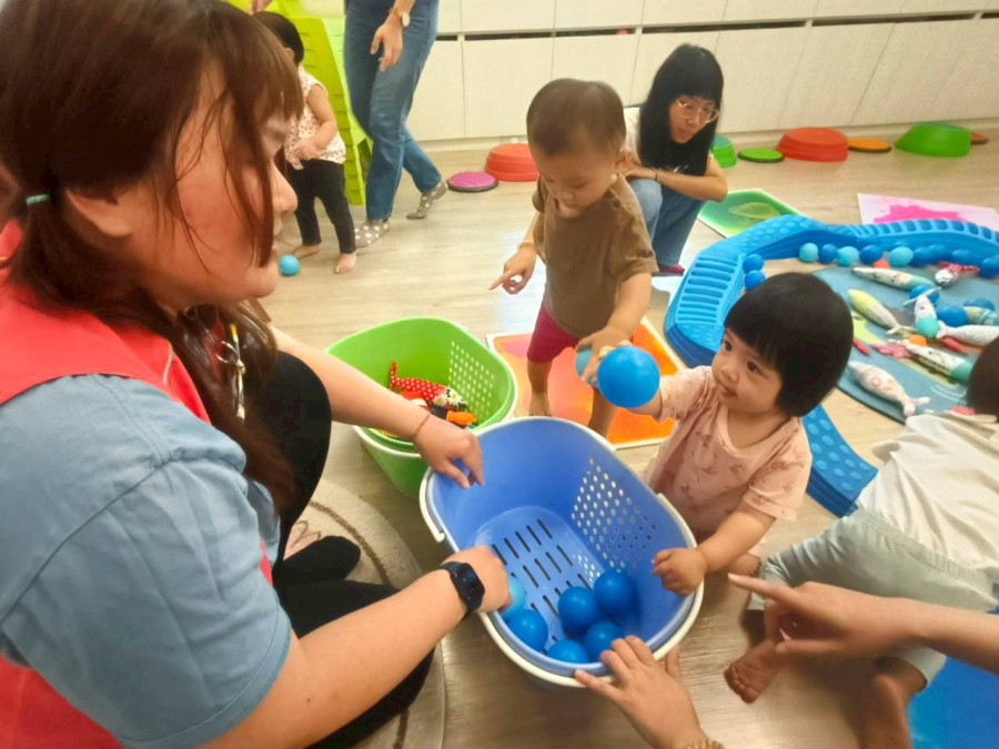 小小釣手抓魚趣