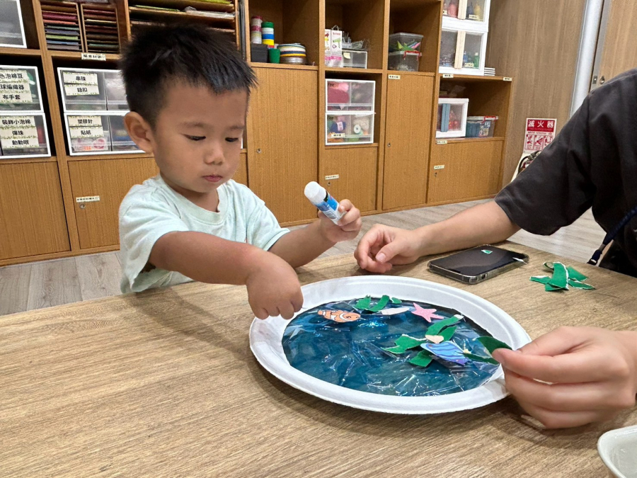 LINE_ALBUM_1150812親子活動-�;�}��&�kf�ad�`}�魚兒水中游_260812_14